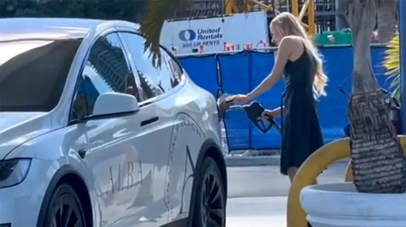 Nu este o glumă! Tânăra din imagine a încercat să-și alimenteze mașina Tesla cu benzină. Ce s-a întâmplat