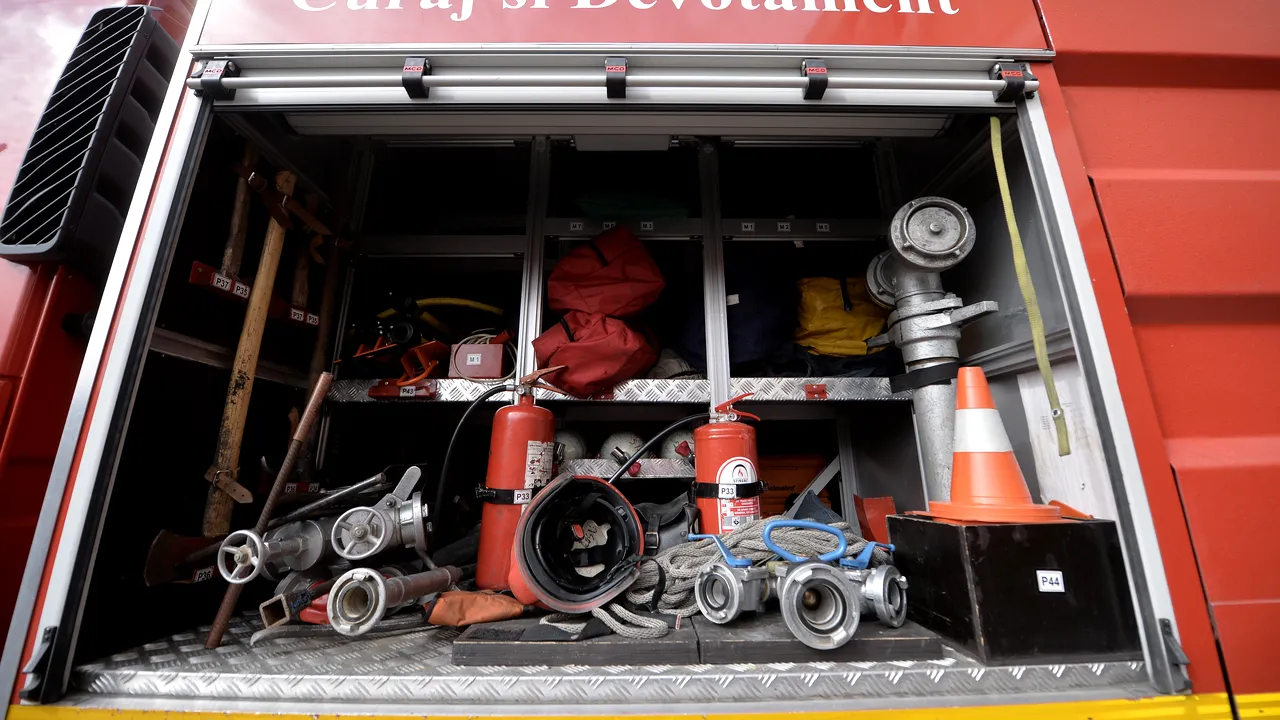 Incendiu puternic în Buzău: Un depozit de materiale reciclabile, în flăcări / 200 de persoane care locuiesc în zona depozitului unde a izbucnit incendiul, evacuate