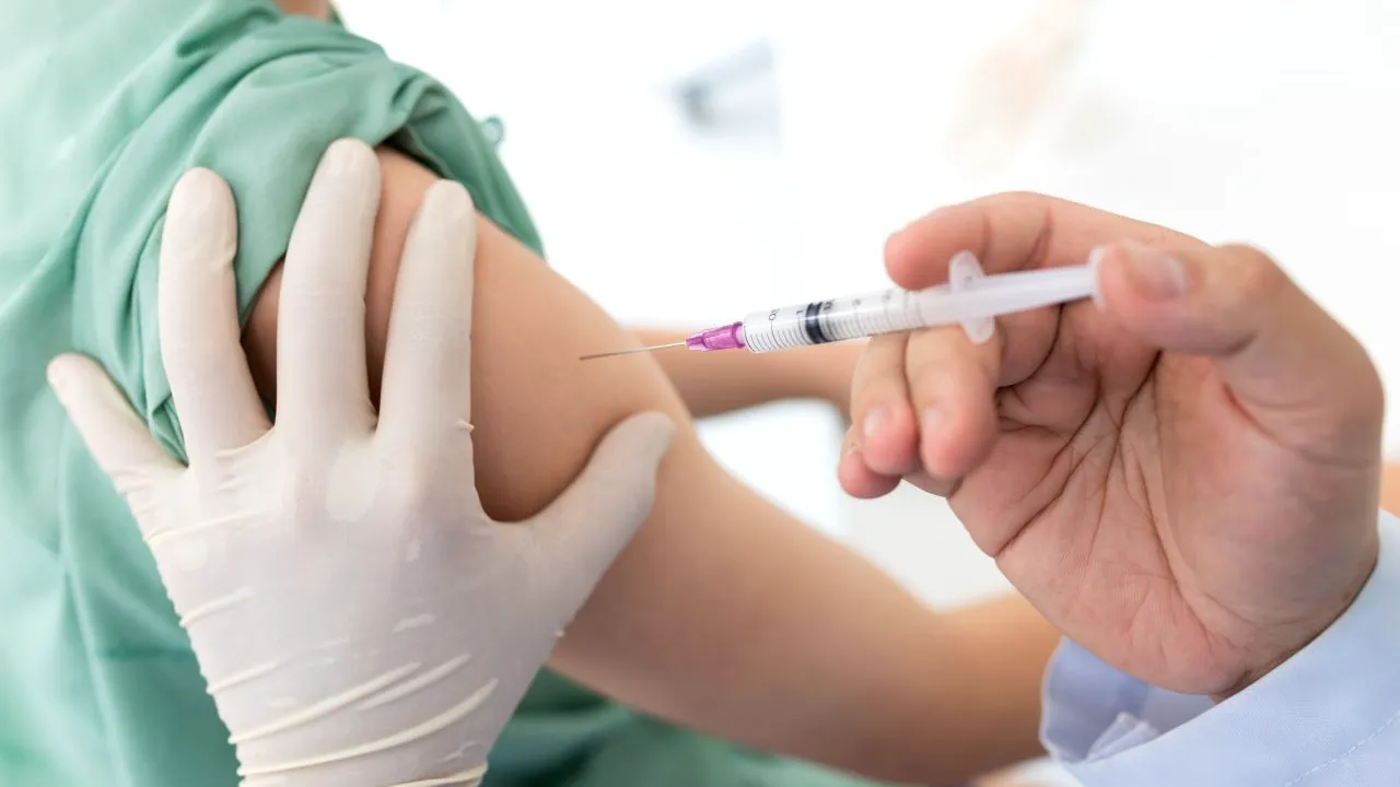 Nereguli la Spitalul Militar din Focșani: Comandatul a fost schimbat după ce au fost vaccinați civili care nu erau eligibili