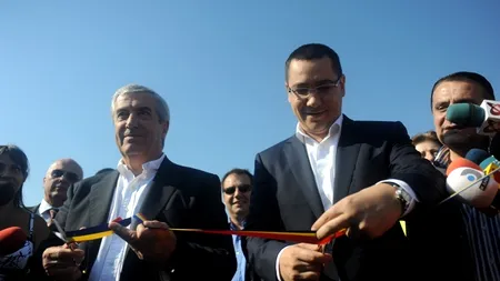 Ponta, la tăierea panglicii pe autostrada București-Ploiești, care începe și se termină cu un sens giratoriu: „Aveți o superstiție cu sensurile giratorii?