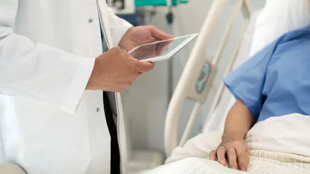 Şapte medici de la Spitalul Judeţean Galaţi, trimişi în judecată pentru ucidere din culpă. Sunt acuzaţi că au lăsat să aştepte în frig un pacient în stare gravă