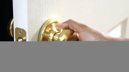 Acest bărbat a vrut să iasă din casă. Când a deschis ușa a rămas șocat: 