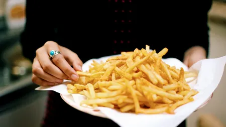 O bloggeriță culinară a DEZVĂLUIT cum se fac cartofii prăjiți mai buni decât la restaurant. Un ingredient banal face diferența