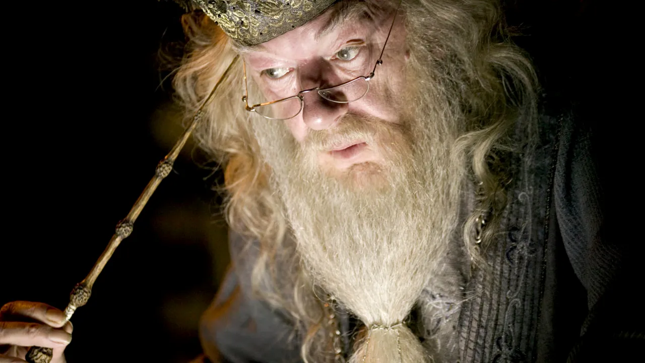 Ce actor celebru va interpreta rolul lui Dumbledore în continuarea francizei Harry Potter