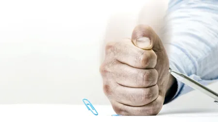 Învățător din Dolj, acuzat că a AGRESAT o elevă de 9 ani. „A luat-o de urechi, cred că vreo 10-15 metri”