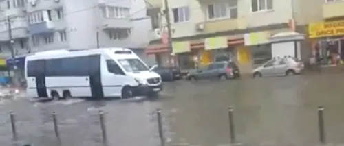 Intervenții după ploaia din București. Pompierii au  scos apa din peste 300 de case, străzi și curți