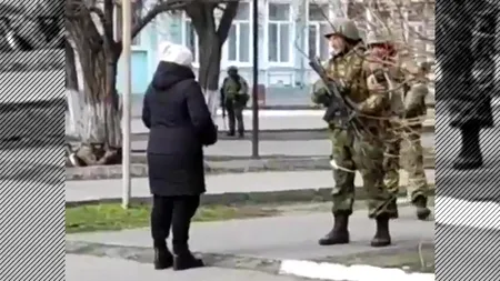 O femeie din Ucraina înfruntă mai mulți militari ruși: „Ce dracu' căutați aici? Să vă puneți semințe în buzunar, măcar floarea-soarelui să crească după ce muriți” | VIDEO