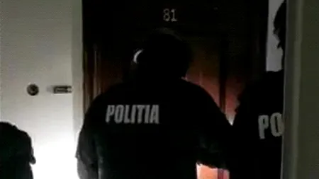 Patru bărbați dați în urmărire, prinși de polițiști. Unul a fost găsit ascuns într-un dulap, iar altul în lada unei canapele | VIDEO