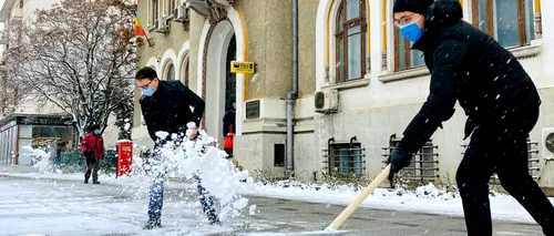 Viceprimar din Bacău, „palmă” la adresa locuitorilor orașului. Edilul a ieșit în fața Primăriei să curețe zăpada pentru a da un exemplu