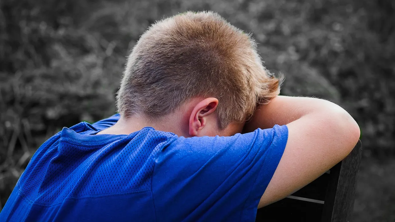 Anchetă la o școală din Constanța după ce un elev de 14 ani a fost BĂTUT cu bestialitate de un coleg: „L-a bătut după o lună de amenințări”
