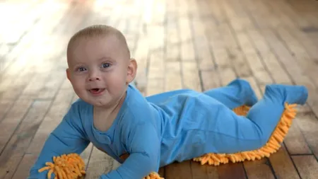 Ultima metodă de a curăța podelele: BEBELUȘII pe post de MOP 