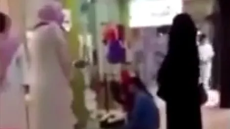 O femeie din Arabia Saudită, dată afară dintr-un mall pentru că nu purta mănuși: „Ieși acum. Nu spune nimic