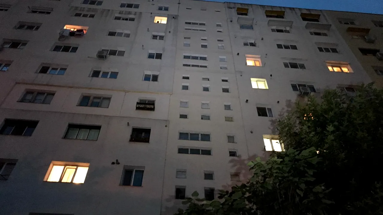 Tragedie la Iași: Un copil de doi ani a murit după ce a căzut de la etajul nouă al unui bloc