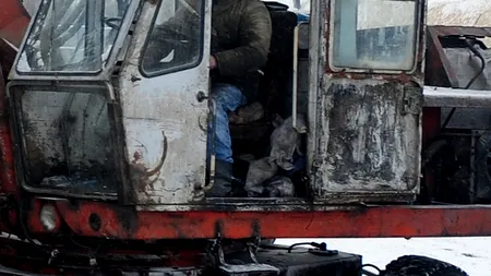 Bărbat strivit de excavatorul pe care încerca să-l repare