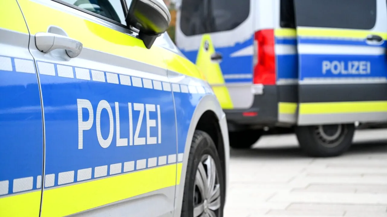 Pățanie ca-n filme. Un hoț a furat un autoturism cu tot cu soție în ea, în Germania. Ce a urmat apoi