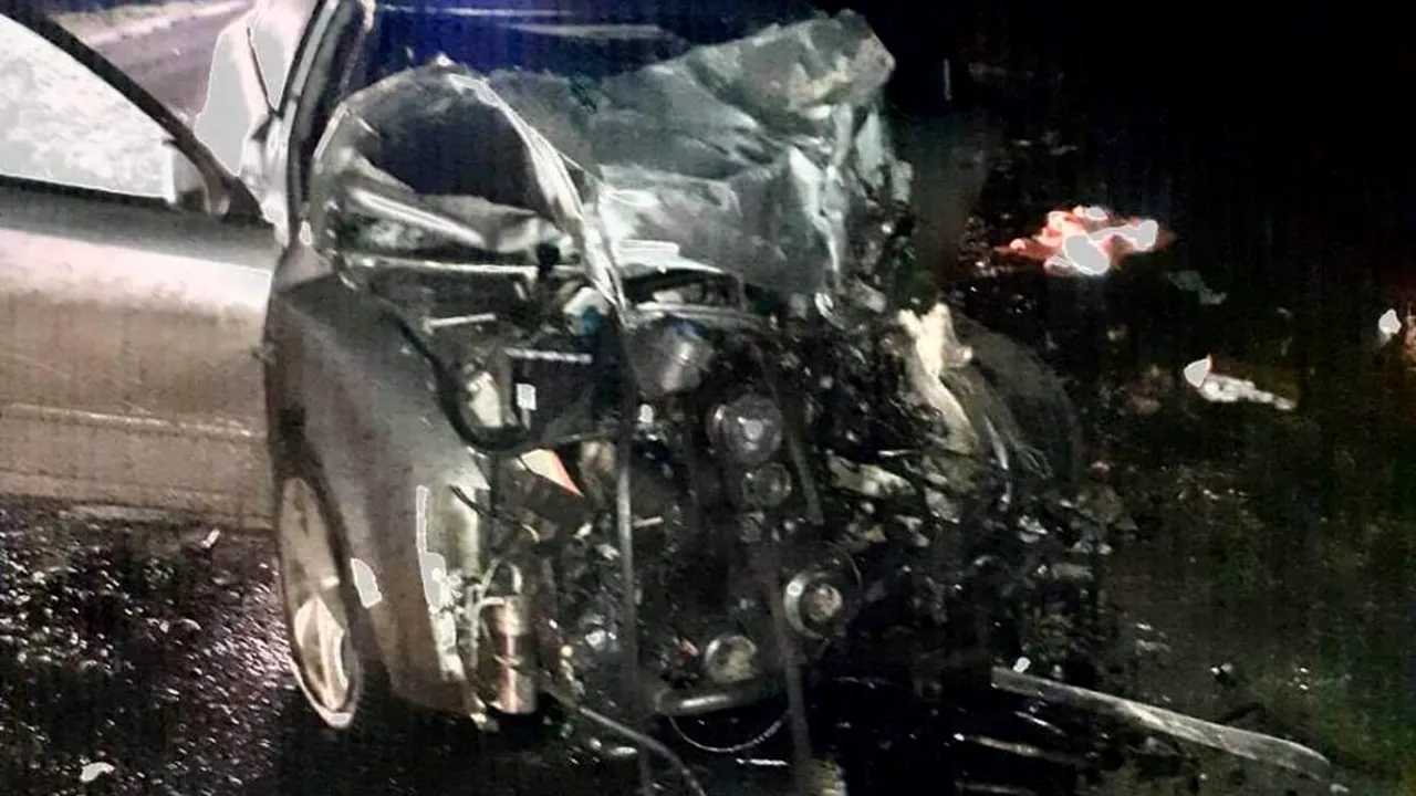 Accident cumplit produs de un șofer beat. A intrat cu mașina în lama unui utilaj de deszăpezire (GALERIE FOTO)