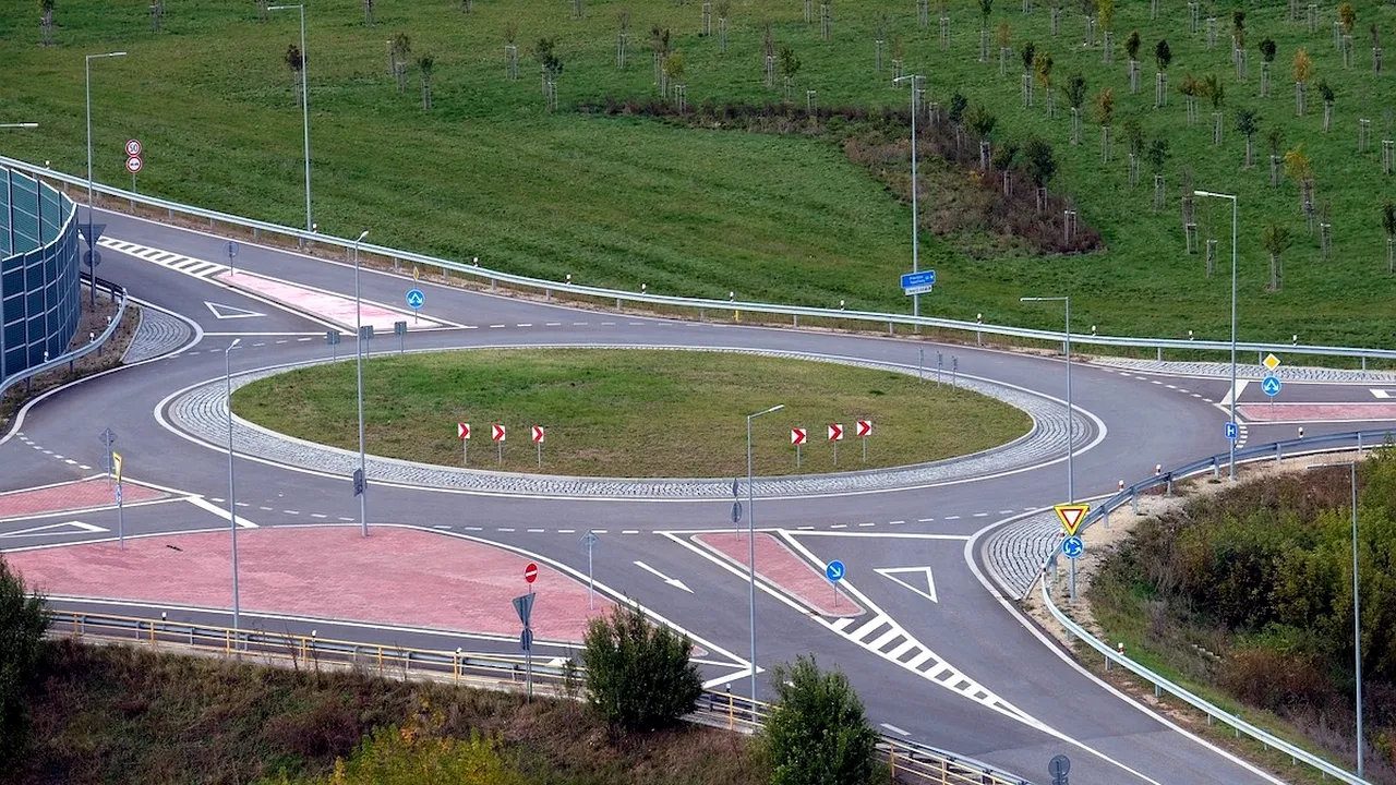 Se schimbă regulile de circulație! Cum va trebui să acordați prioritate în sensul giratoriu de acum înainte. Titi Aur: ”Va fi greu de aplicat”