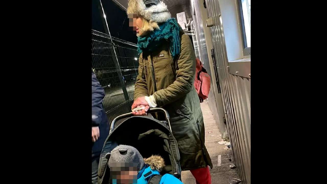 FOTO | Un ucrainean s-a dat drept soția sa, pentru a intra ilegal în România. Ca să fie credibil, pe lângă deghizarea în femeie, a luat și copilul familiei cu el