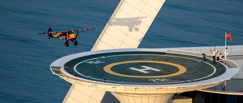 VIDEO | Luke Czepiela, primul pilot din lume care aterizează cu un avion pe un heliport. Hotelul Burj Al Arab din Dubai, „scena” cascadoriei