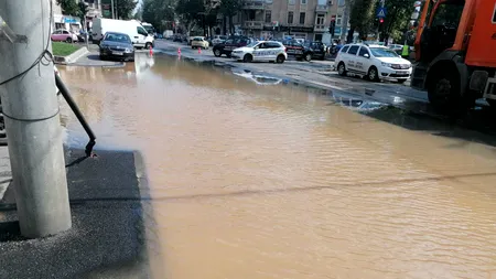 Avarie la o magistrală de apă în București. Polițiștii au deviat traficul / Cât vor dura lucrările de remediere - VIDEO
