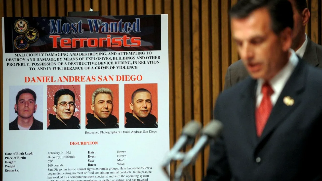 Activist pentru drepturile animalelor, căutat în SUA pentru ATENTATE cu bombă, arestat în Marea Britanie după mai bine de 20 de ani