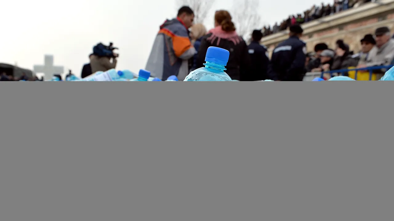 Pregătiri pentru Bobotează. Zeci de voluntari etichetează cele 130.000 de sticle cu aghiasmă ale Arhiepiscopiei Tomisului
