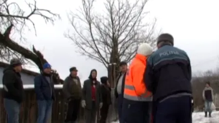 Sfârșit tragic la Bacău. Un tânăr de 18 ani a fost găsit atârnând de geamul casei unor vecini. Care este cea mai probabilă explicație