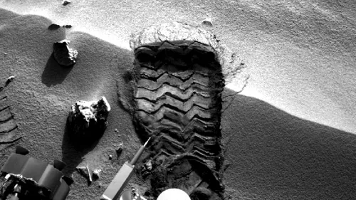 O urmă similară celei lăsate de Neil Armstrong pe Lună, fotografiată de Curiosity pe Marte. VIDEO