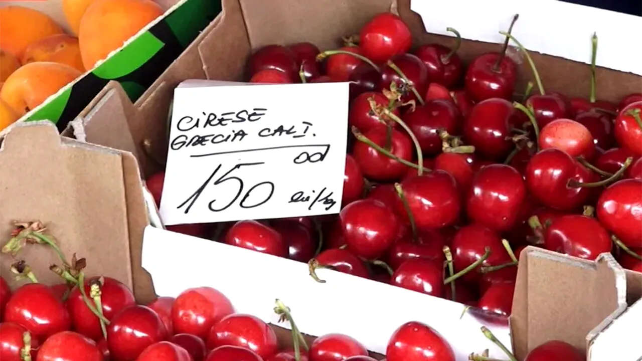 Cât costă 1 kilogram de cireșe în Grecia. În piețele din România, se vând cu 150 lei/kg