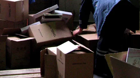 Tone de alimente fără documente și pungi cu inscripția PDL, găsite într-un depozit din Târgoviște