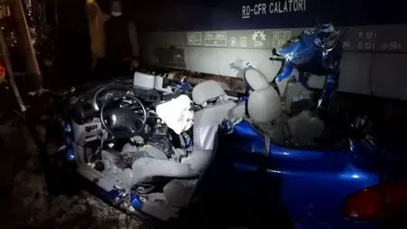 Mașină lovită de tren, în județul Suceava. O persoană a murit, iar alte trei au fost rănite. FOTO
