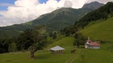 Familii din Munții Cernei, fără curent și tehnologie, vizitate de Moș Nicolae