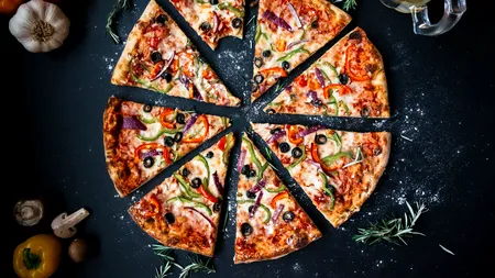 O pizzerie a fost închisă după ce s-a aflat ce au pus angajații în mâncare