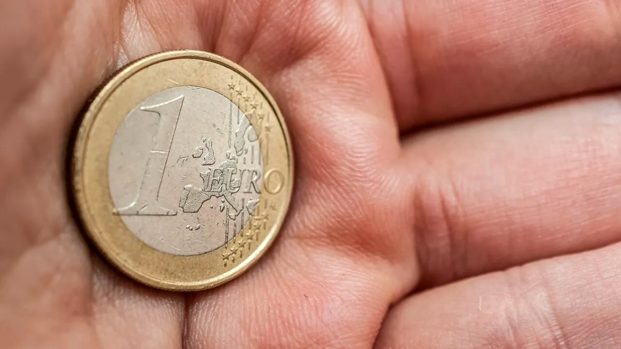 Moneda de 1 EURO care valorează cât un salariu net în România. Colecționarii se bat să o cumpere. Vezi dacă o ai prin casă