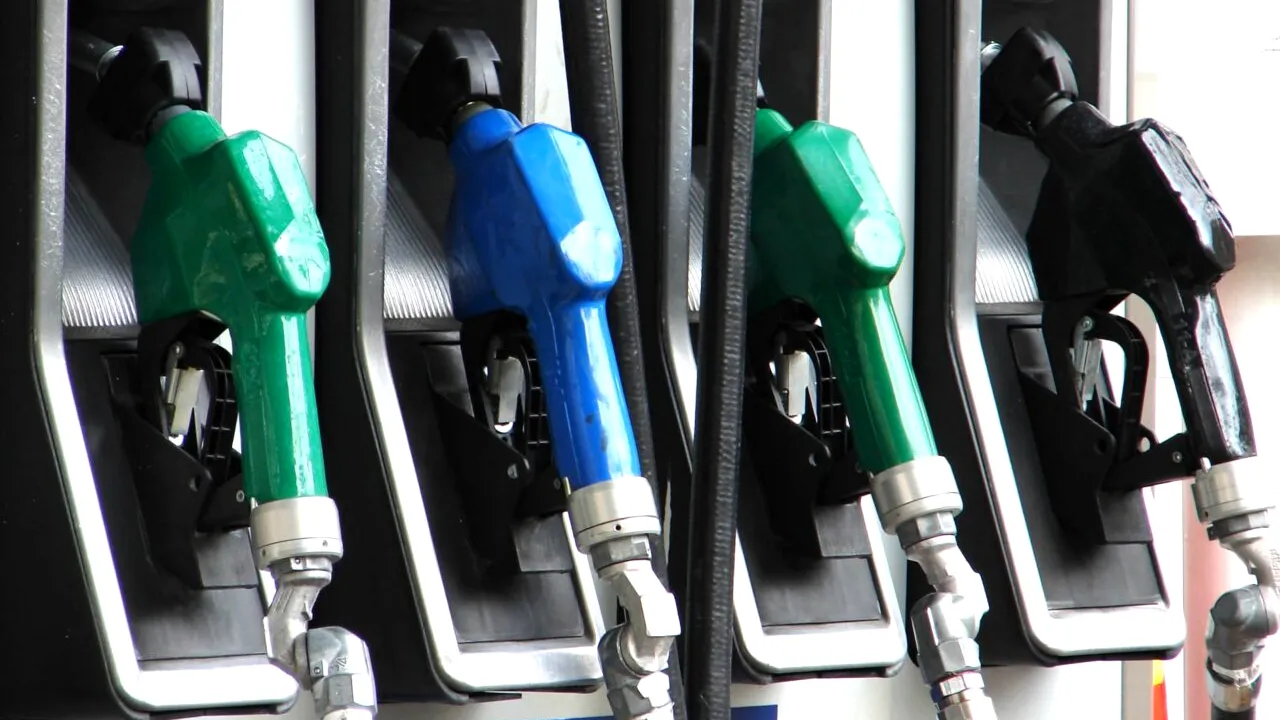 Prețurile la carburanți au EXPLODAT! Motorina, aproape să treacă pragul de 8 lei pe litru