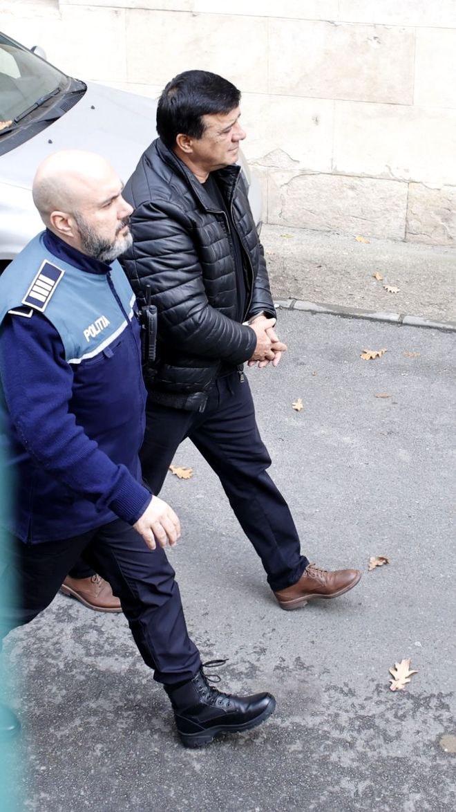 FOTO-VIDEO- Niculae Bădălău, adus cu cătușe la Curtea de Apel București. Judecătorii urmează să decidă dacă îl arestează preventiv / Sursa foto: GÂNDUL