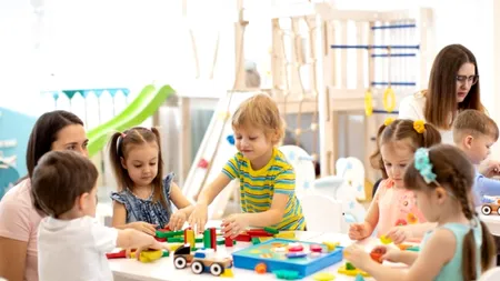 12 preșcolari, în carantină la domiciliu, după ce au intrat în contact cu educatoarea, infectată cu  SARS-CoV-2. Inspectoratul Școlar Suceava susține că grădinița a oferit servicii de tip ”Școală după școală”