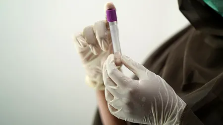 COVID atacă inclusiv creierul, arată un studiu recent. Cazul bărbatului care a început să creadă că poate vorbi cu rudele sale decedate