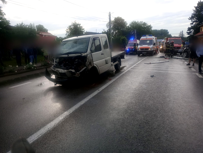 Șapte victime, două în stare de inconștiență, și circulație blocată, după un accident în Suceava
