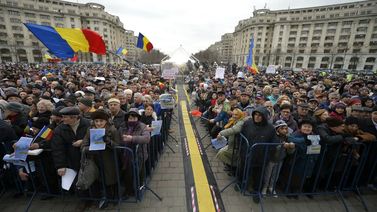 Peste 3.000 de persoane la mitingul organizat de Antena Group. Ce scandează participanții