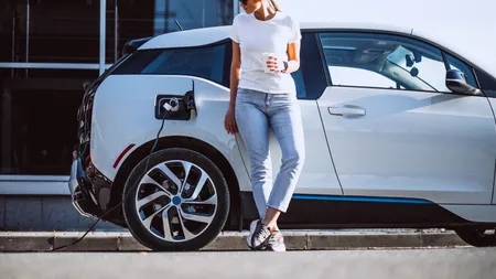 Femeie care conduce mașini electrice de peste 10 ani: Vei schimba acest element scump mult mai des decât la automobilele obișnuite