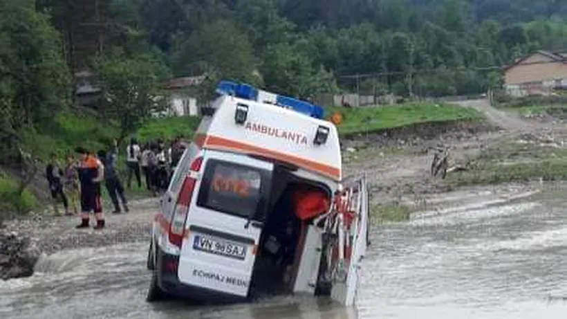 „Nu a știut că drumul este închis. Ambulanță care mergea către o pacientă, blocată în noroi, pe un drum din județul Vrancea - FOTO