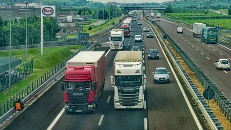 Transportau migranți din România în Italia, în condiții de nedescris. Doi șoferi de TIR români au câștigat o mică avere făcând parte dintr-o organizație criminală