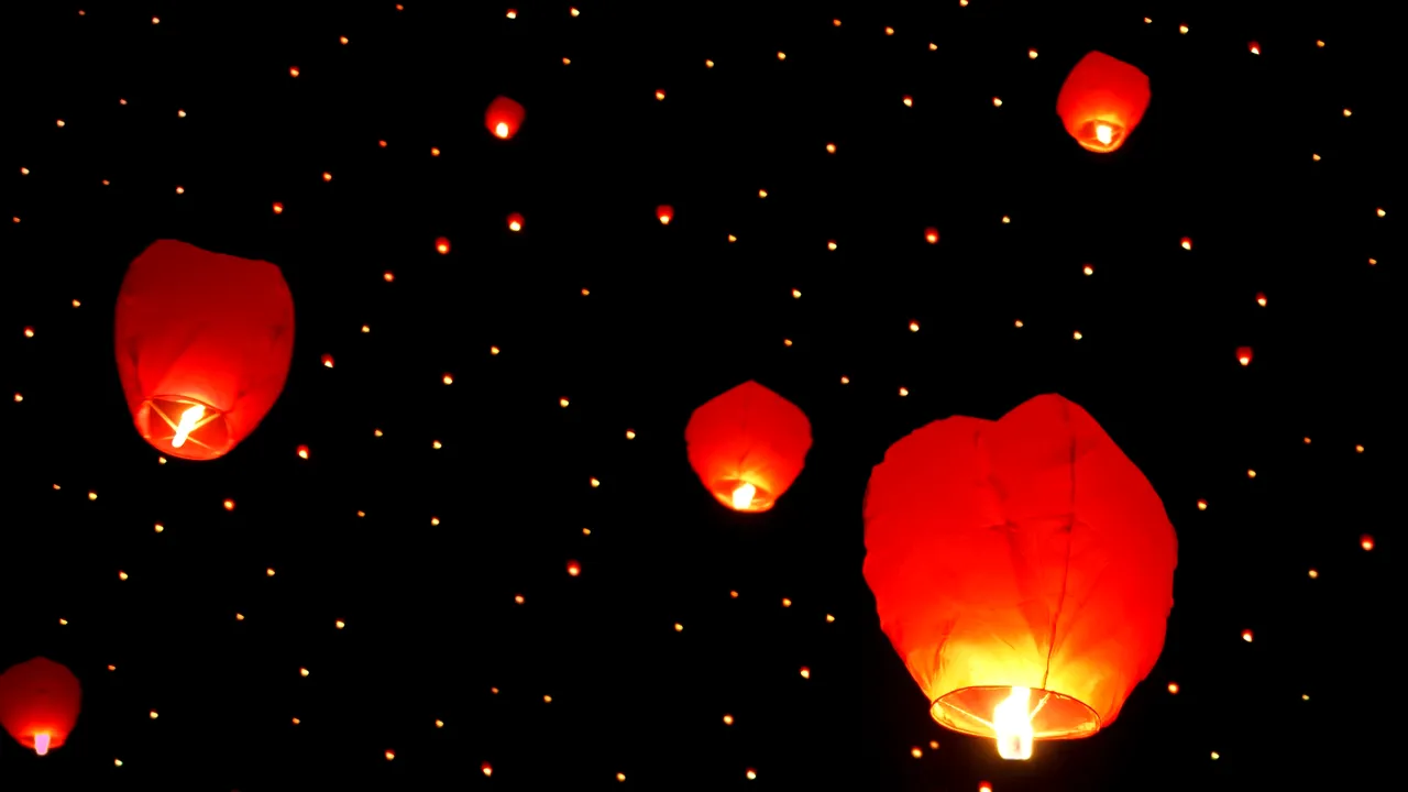 Lampioane, în loc de artificii într-un oraș din România