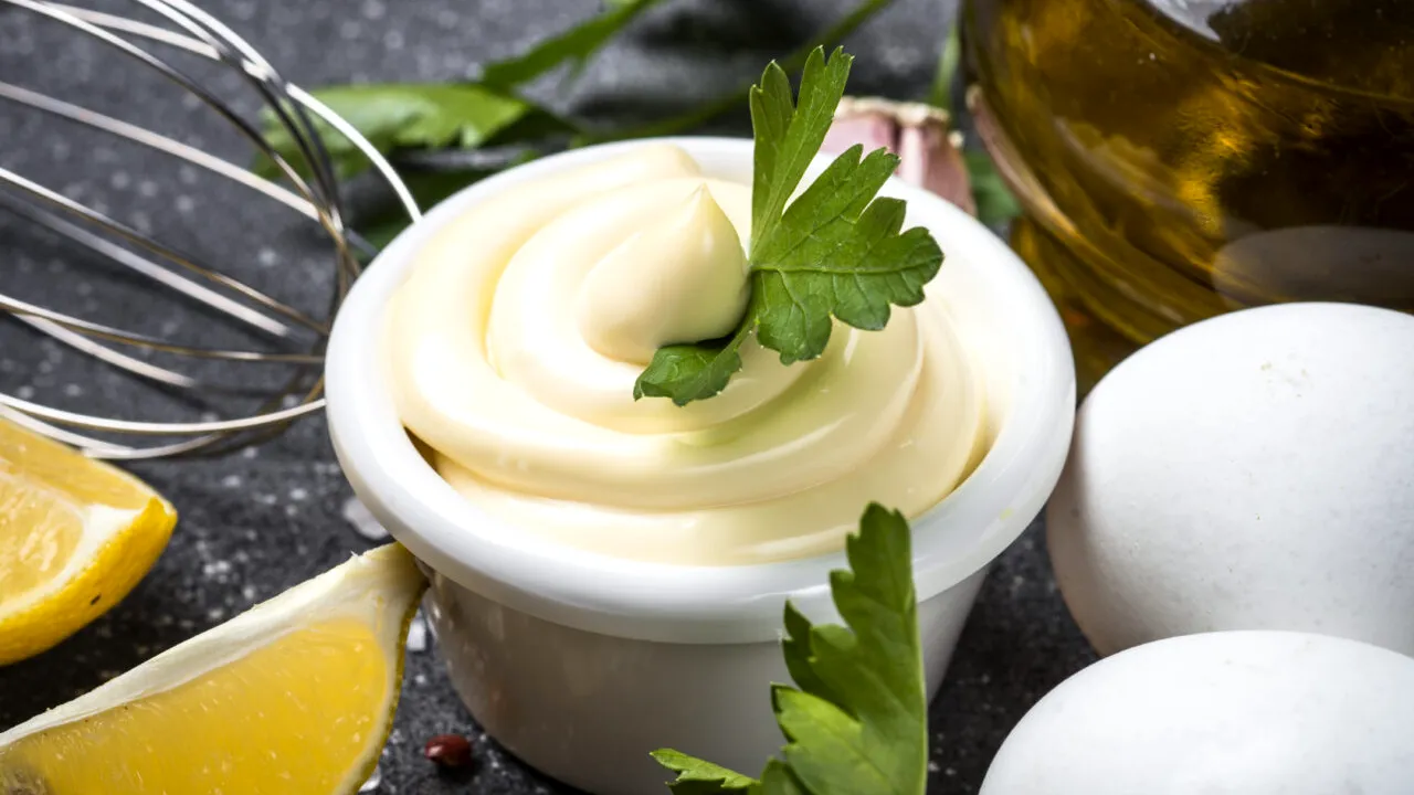Cum prepari maioneza dietetică. Ingredientul care înlocuiește uleiul