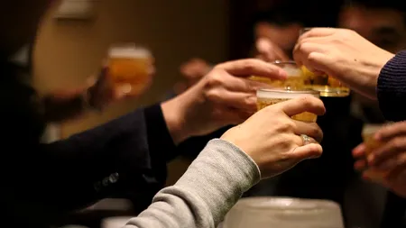 CONCEDIAT pentru consum excesiv de alcool la locul de muncă, un electrician și-a dat în judecată angajatorul și a câștigat procesul