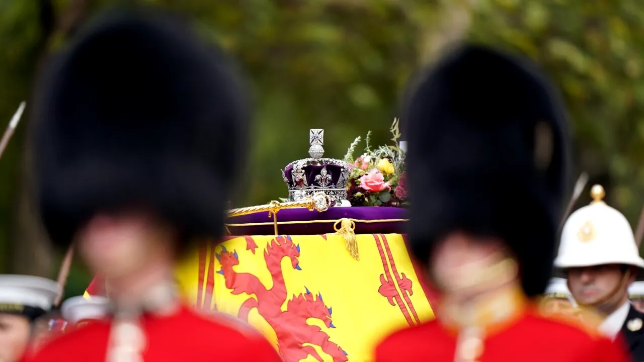 Sicriul Reginei Elisabeta a II-a, căptușit cu plumb, cântărește în jur de 300 de kilograme