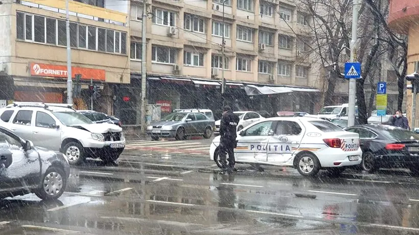 Accident în București. O mașină a Poliției a fost lovită de un SUV