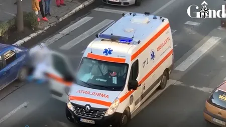 GÂNDUL LIVE. O ambulanță care transporta un pacient infectat cu coronavirus a lovit o femeie chiar pe trecerea de pietoni!