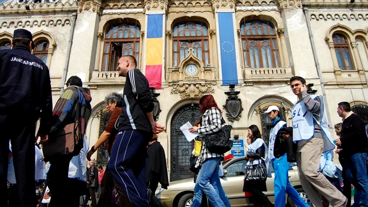 Peste 1.000 de sindicaliști din educație pichetează luni Parlamentul